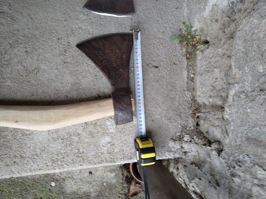 Продавам две антикварни огромни брадви Франция 19-ти век