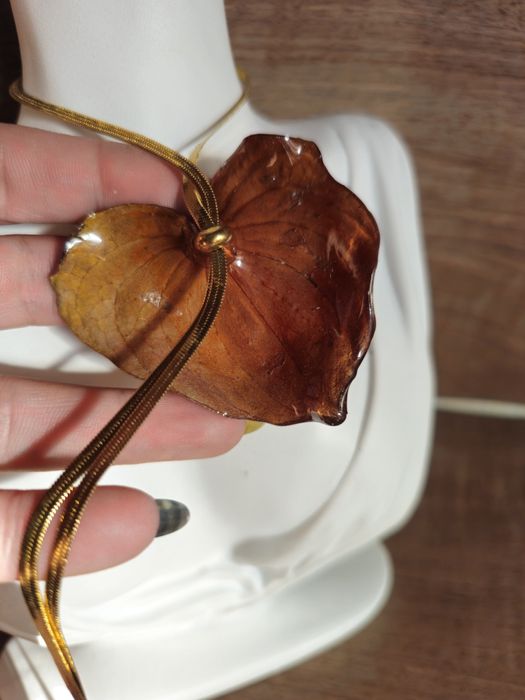 Колие с естествен цвят на Антуриум.