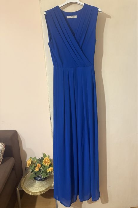 Дълга синя рокля