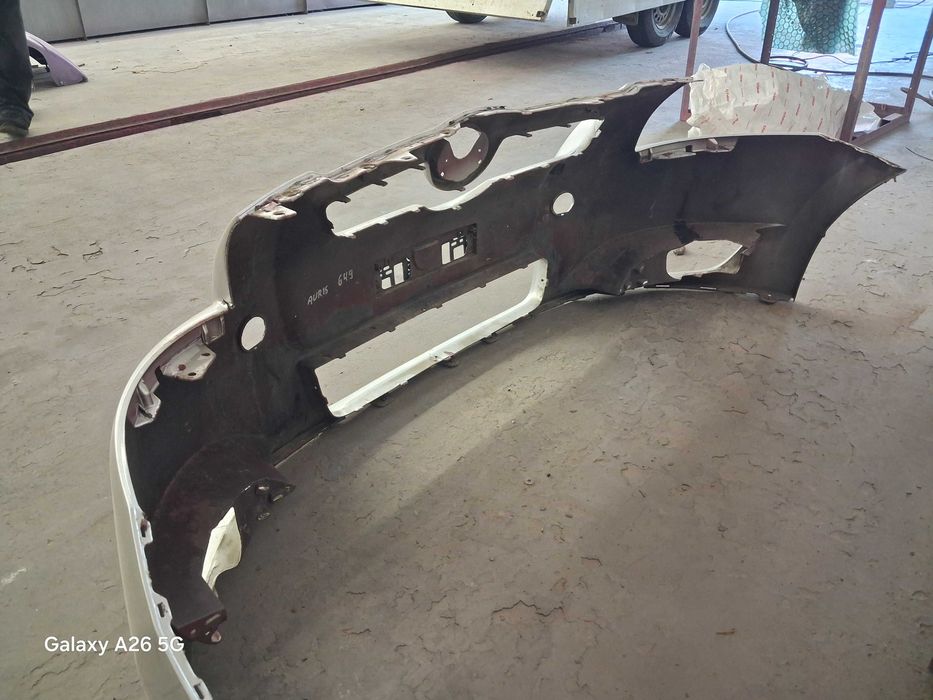 Cutie de viteze si bară față cu proiectoare Toyota Auris