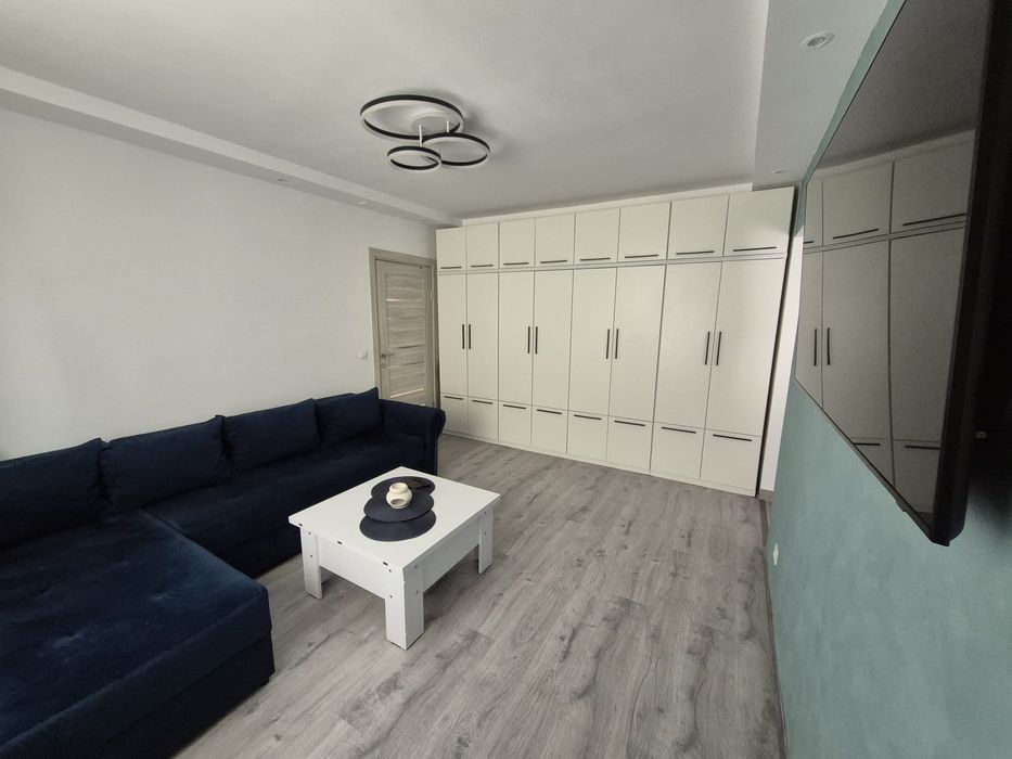 Vând Apartament 3 camere  complet renovat si mobilat.