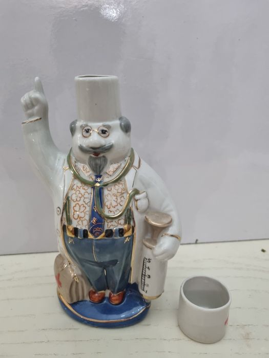 Штоф фарфор с рюмочкой. Новый.