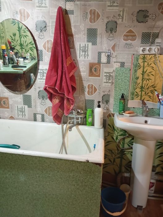 Продам очень теплый дом , хоз постройки , огород ,