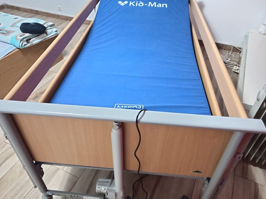 Vând pat pentru persoane cu dizabilități. Are 3 motoare telecomanda . Cu saltea inclusă.