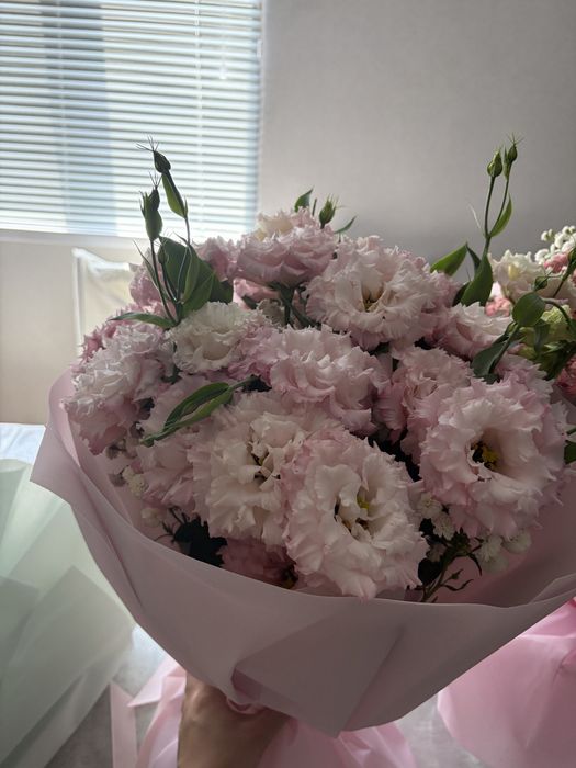 Букеты пионы, гипсофила, лизиантус