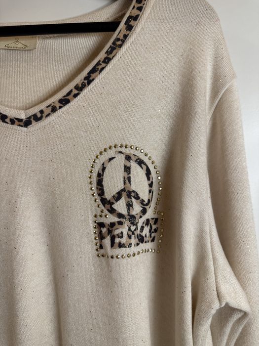 Дълга дамска рокля в светъл цвят.