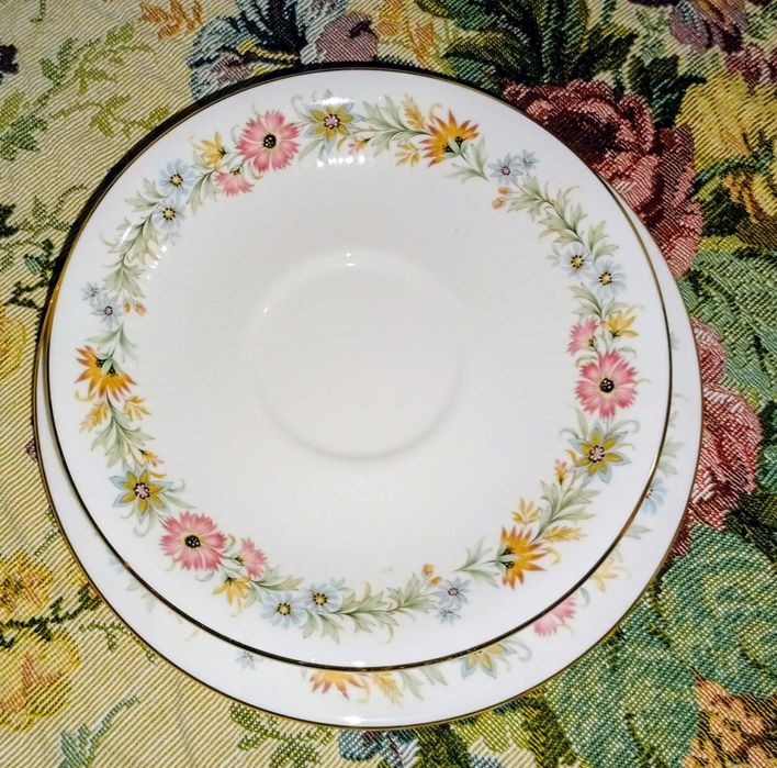 Сервиз за четирима английски костен порцелан от Royal Albert