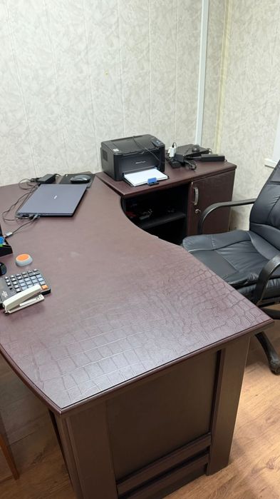 Стол офисный ,шкаф