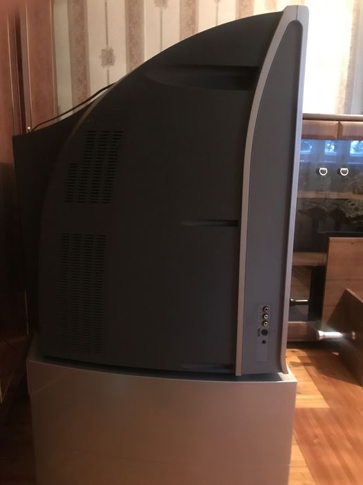 Телевизор Samsung с подставкой