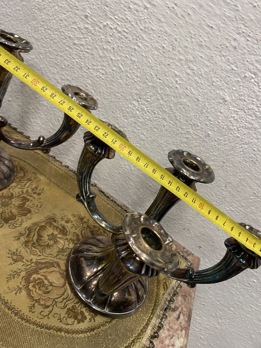 Чифт постебрени свещници от англия свещник