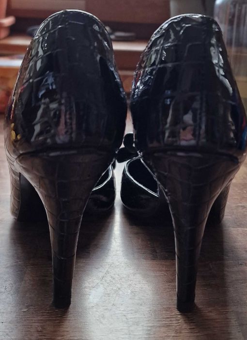 Pantofi negri piele lacuita