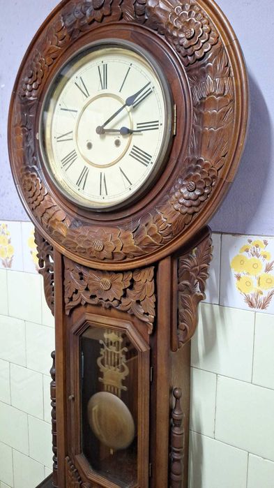 Ceas mecanic de perete cu pendul.