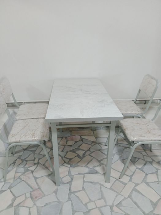 Kafelar uchun stol stullar xolati yangi