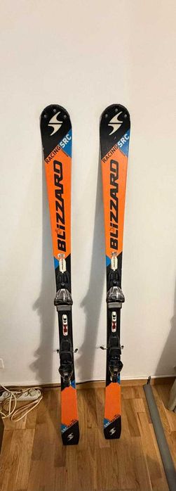 Vand 4 perechi de schiuri cu 1000 lei