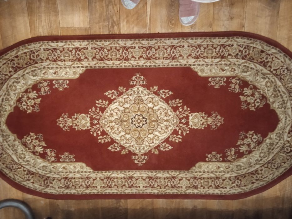Новый ковер темно красный