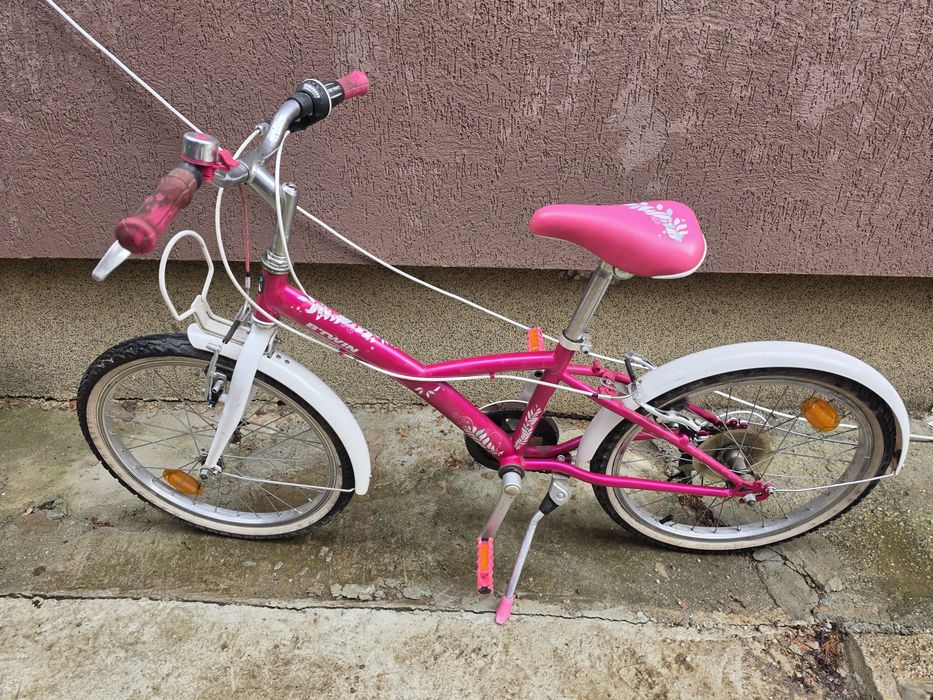 2 biciclete de copii fata si baiat aproape noi