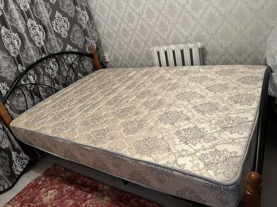Кровать с матрасом