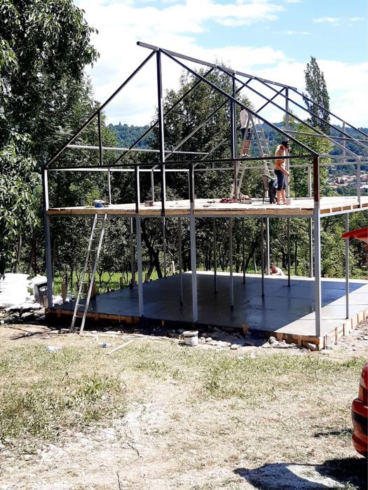 vand case pe structura metalica
