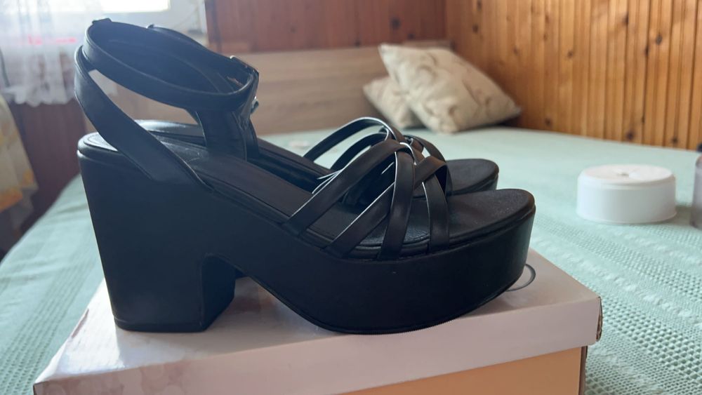 Черни сандали с токче