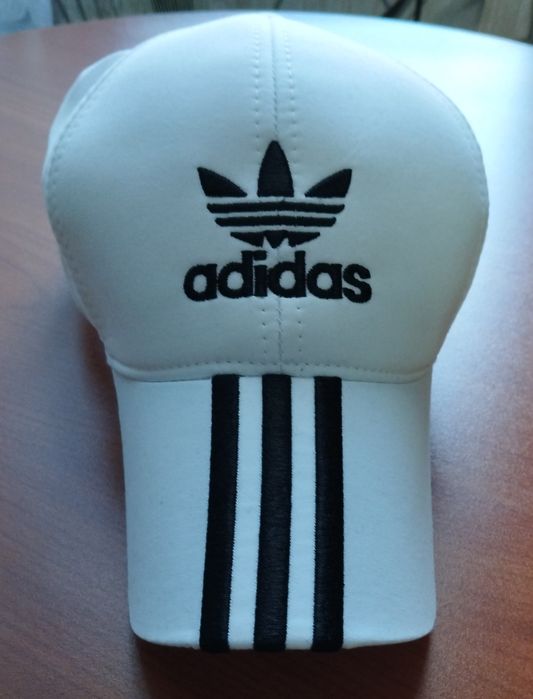 Нова шапка с козирка на adidas