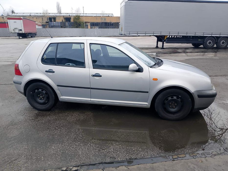 Голф 4 !!!  Колата е на метан