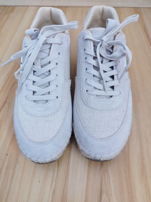 Нови обувки Guess