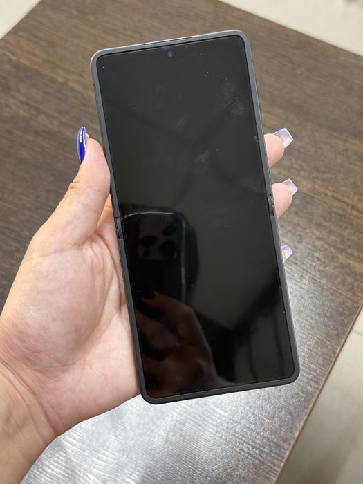 Самсунг galaxy Z Flip7