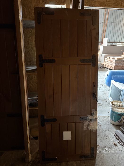 Usi de intrare din lemn masiv stil rustic din demolare controlata