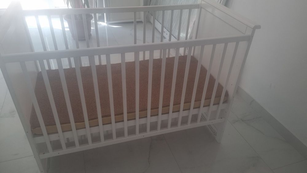 Vând pătuț ptr bebe in stare buna,puțin folosit, cu saltea de cocos cu husa detașabilă si scaun de masă bebe