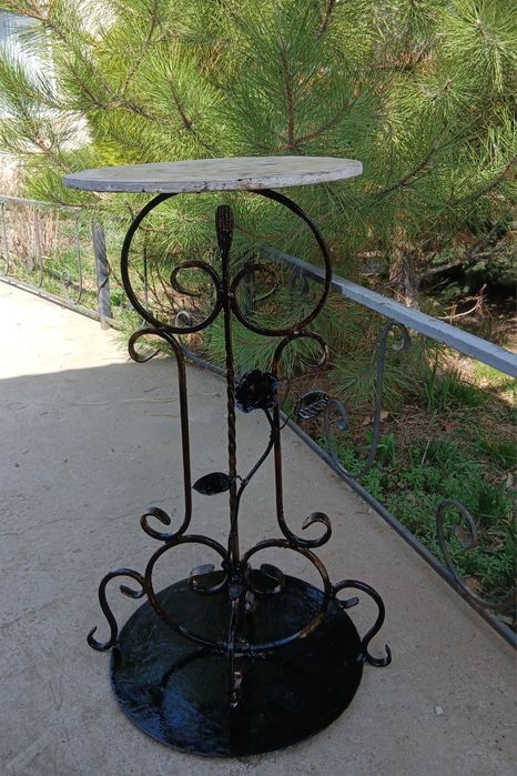 Столик уличный железный