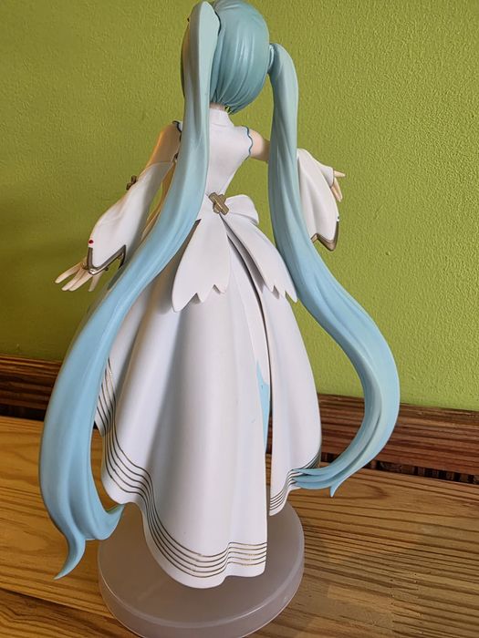 Продавам фигурки на Hatsune Miku и Frieren