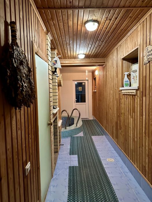 Дом 2 этажа, баня, бассейн, гараж.