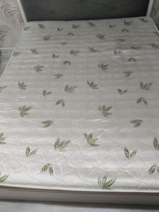 Продам матрас 1.6 на 2