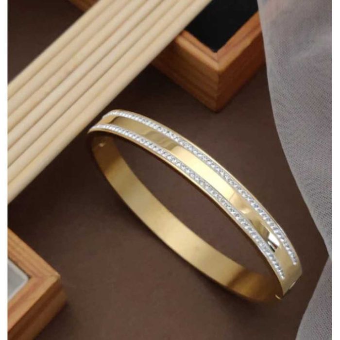 Твърда дамска гривна с камъни цирконии в изискан дизайн