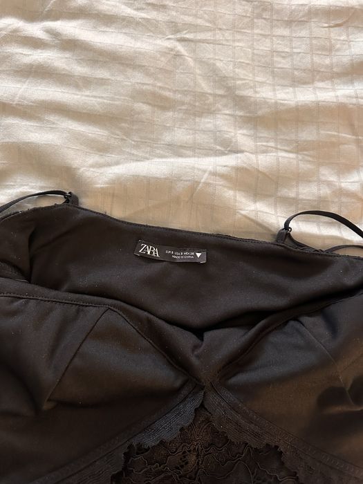 Нова - Малка черна дантелена рокля Zara