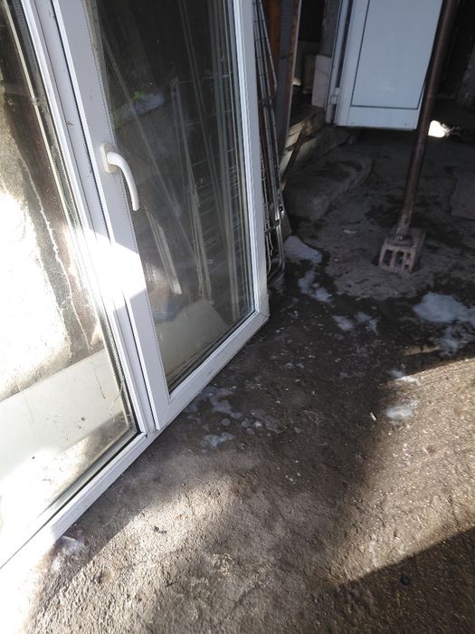 PVC прозорци двойни с по едно крило отваряеми алуминиев интериорни вра