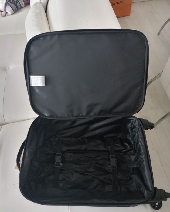 Vând troler 54 cm, produs de calitate superioara.
