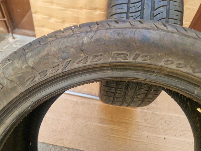 2 Pirelli R19 235/45
летни гуми
DOT3921