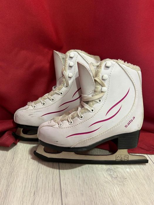 Продам фигурные утепленные коньки