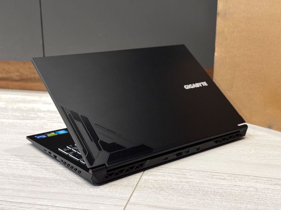 15.6 144hz /RTX 4060 8GB /i5 12500H /16GB / 512ssd /RGB/ Gigabyte