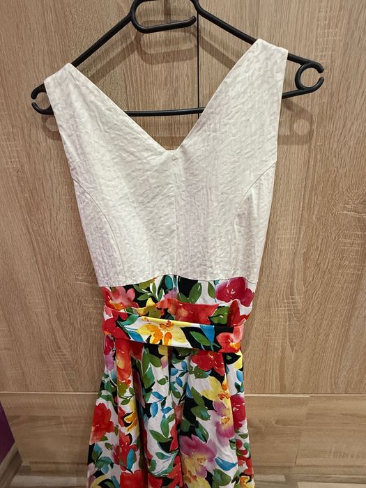 Дамска рокля с флорални мотиви