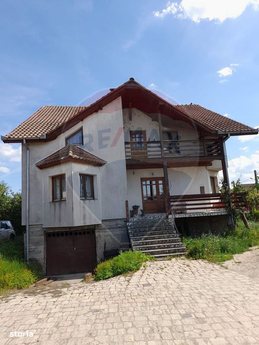 Casă cu 6 camere de vânzare, teren generos, Osorhei