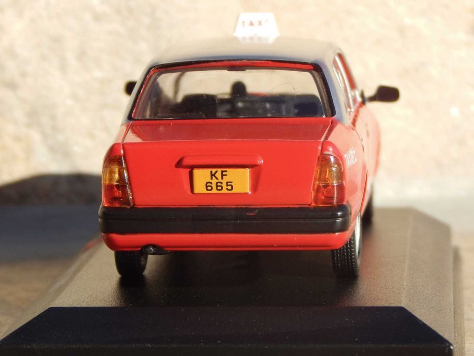 Macheta Toyota Crown Comfort Hong Kong Taxi 1995 cu postament scara 1:43 Amercom
