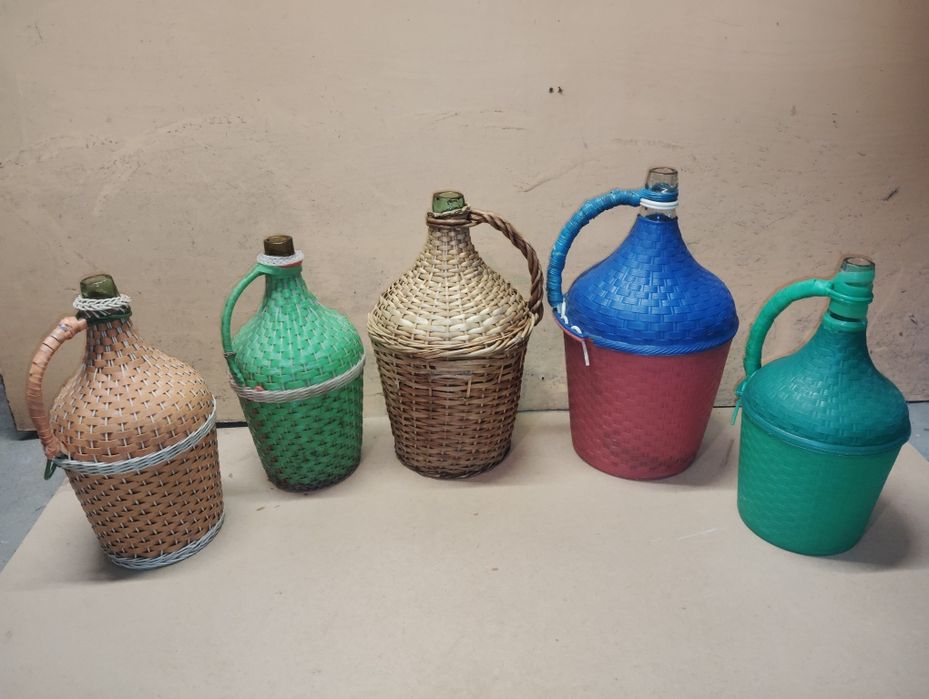 Стари стъклени дамаджани