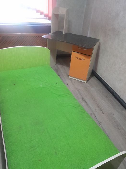 Шкаф,кровати стол