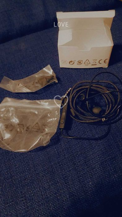 Слушалки LG с кабел и дистанционно