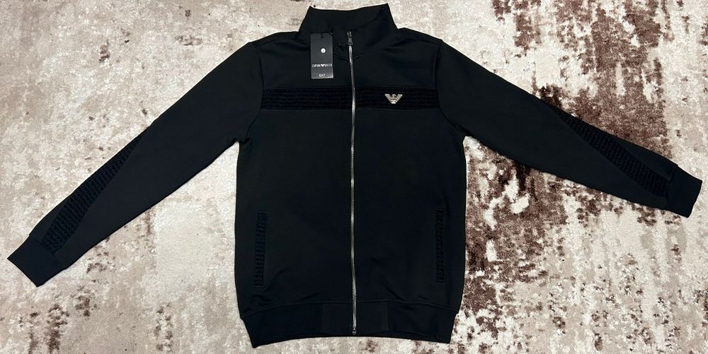 Vând compleu nou de bărbați Emporio Armani