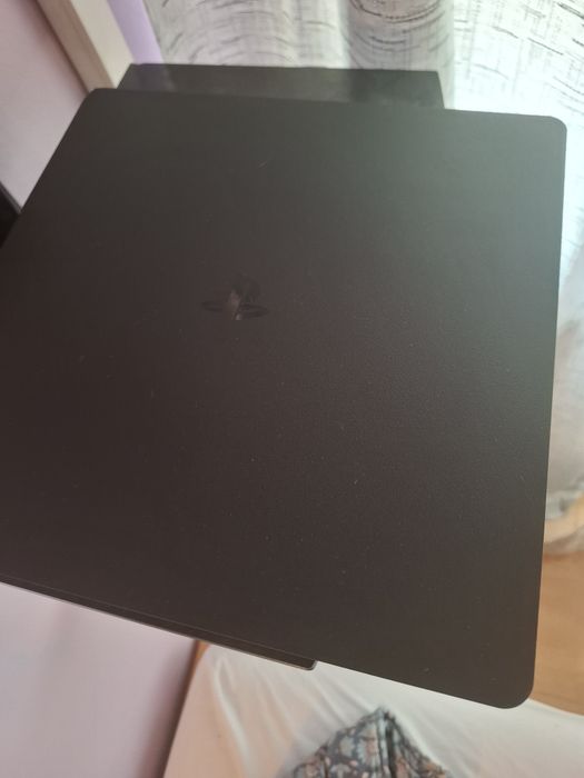 Vând PlayStation4