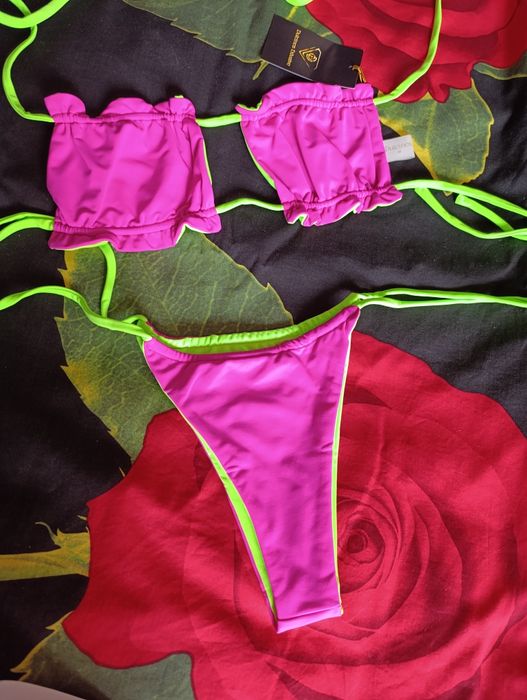 Роскошный яркий купальник в салатово-розовом цвете