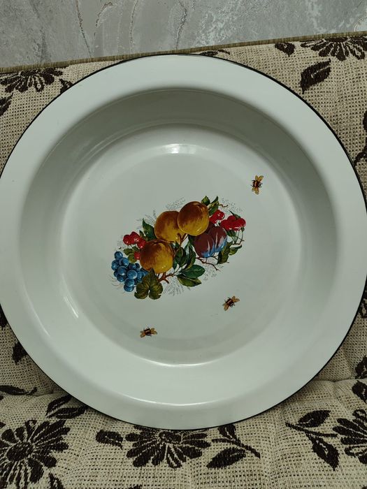 Продам эмалированное большое блюдо.